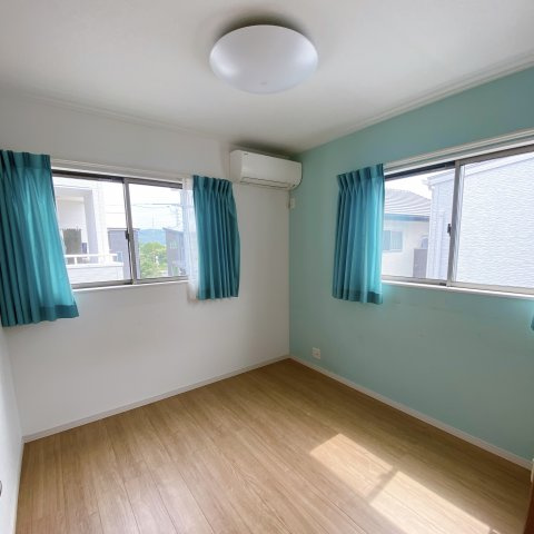 【洋室】 | 東区広谷 | 洋室①：4.5帖
エアコン付きです！