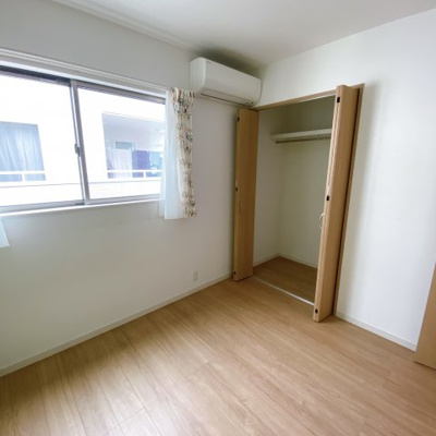【収納】 | 東区広谷 | 洋室②のクローゼットです
エアコン付きです！