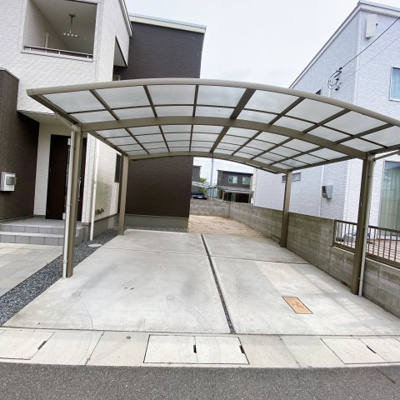 【駐車場】 | 東区広谷 | カーポートには２台駐車可能です♪
車は最大4台駐車できます！