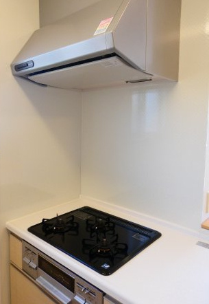 ファミールTettoのキッチン|3口コンロ、グリル付