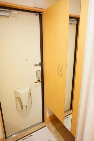 ファミールTettoの玄関|身だしなみを整えるミラー付シューズボックス