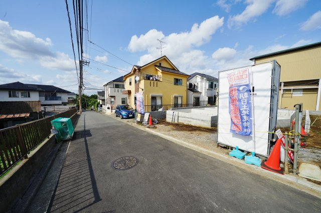 【横浜市保土ケ谷区桜ケ丘１丁目47-4新築戸建て１号棟】★仲介手数料無料★（桜台小学校・岩崎中学校）の前面道路含む現地写真|住環境に配慮された第一種低層住居専用地域。