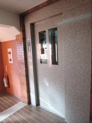 【その他共用部分】 | ライオンズマンション上大岡第６ | お買い物時やベビーカーの出し入れに便利なエレベーター付です。