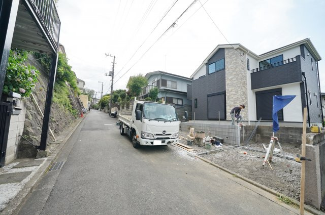 【保土ケ谷区境木町75-44新築戸建て】（初音ヶ丘小学校・橘中学校）の前面道路含む現地写真|カースペース2台分ございます。