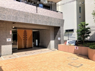 【外観】 | 敷地入口からエントランスまでのアプローチには緑を配し、ゆとりを感じられる佇まいとなっております