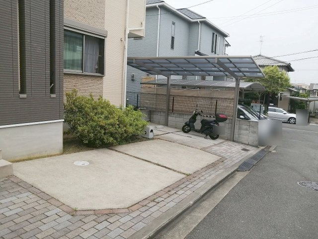 岸和田市上松町の中古一戸建の駐車場