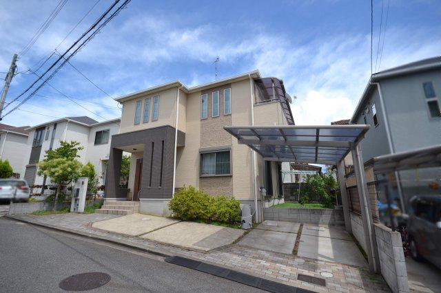 岸和田市上松町の中古一戸建の前面道路含む現地写真