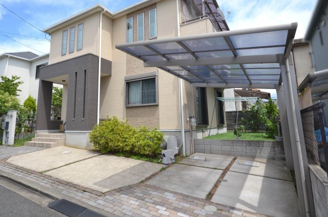 岸和田市上松町の中古一戸建の駐車場