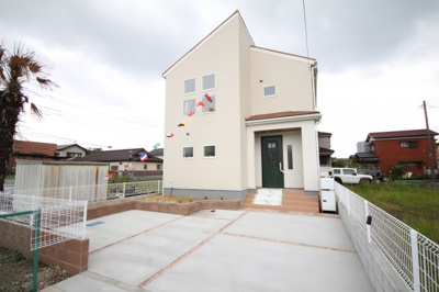 【外観】 | 半田1棟 | 駐車スペースはかなり余裕があります