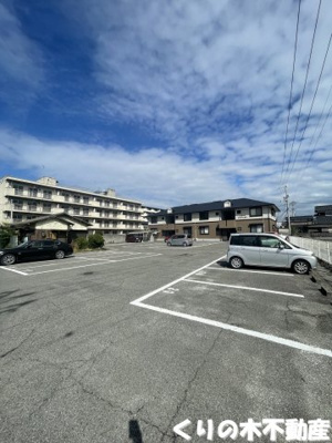 【駐車場】 | ファミールマナベ | 車をお持ちの方に嬉しい駐車場付きの物件です