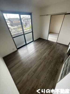 【居間・リビング】 | ファミールマナベ | こちらの居間で趣味の時間をお楽しみください