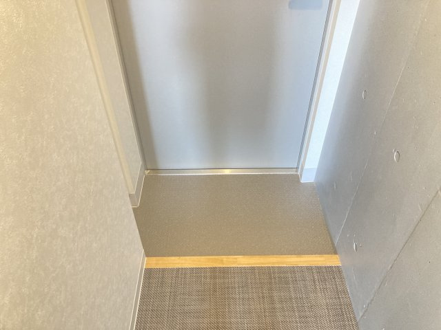 レジデンス本八幡プレイスの玄関