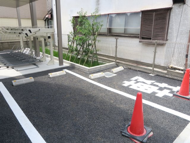 レジデンス本八幡プレイスの駐車場