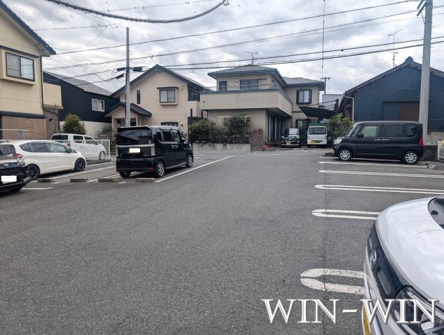 クリアネスの駐車場