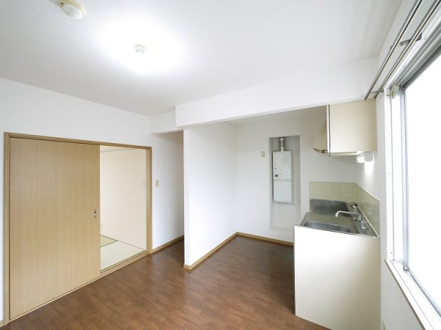 エステートピアの居間・リビング|ご家族で団らん出来るダイニングキッチンです。