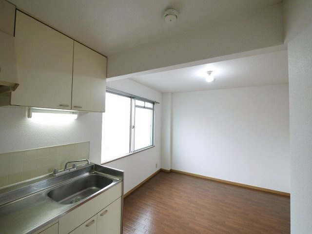 エステートピアの居間・リビング|ご家族で団らん出来るダイニングキッチンです。