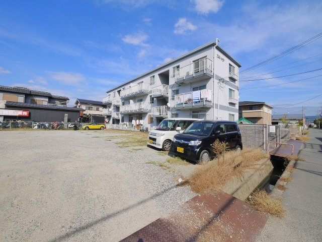 エステートピアの駐車場|車をお持ちの方に嬉しい駐車場付きの物件です