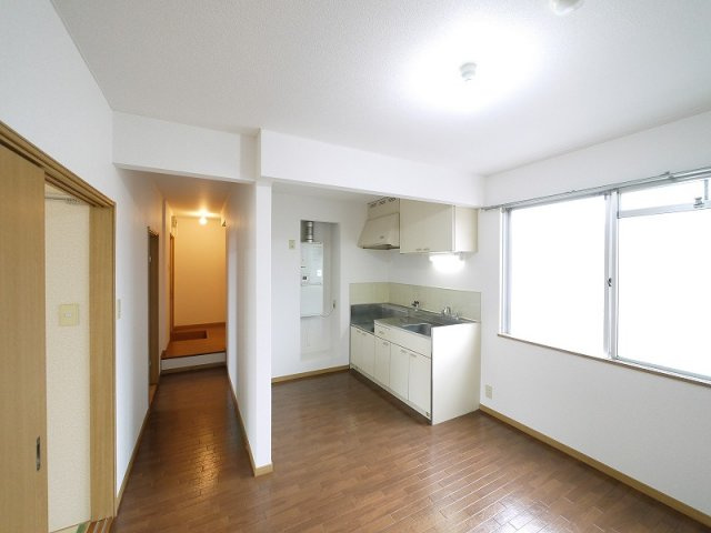 エステートピアの居間・リビング|ご家族で団らん出来るダイニングキッチンです。