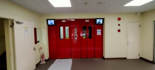 関目グリーンハイツC棟のその他共用部分|エレベーターが2基あり混雑時もスムーズにご利用いただけます♪モニターもあり安心ですね♪