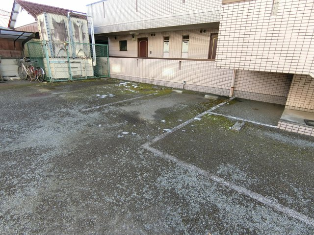 ドミールカナルの駐車場