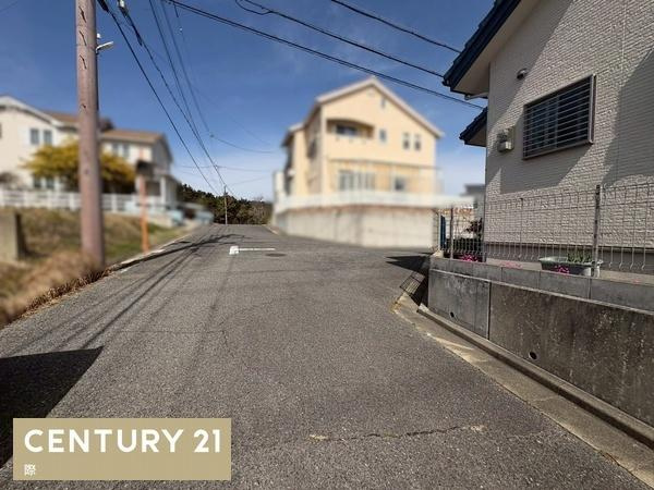 和歌山市つつじが丘１丁目　中古戸建の前面道路含む現地写真