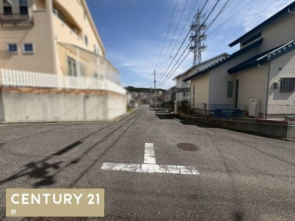 和歌山市つつじが丘１丁目　中古戸建の前面道路含む現地写真