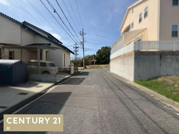 和歌山市つつじが丘１丁目　中古戸建の前面道路含む現地写真