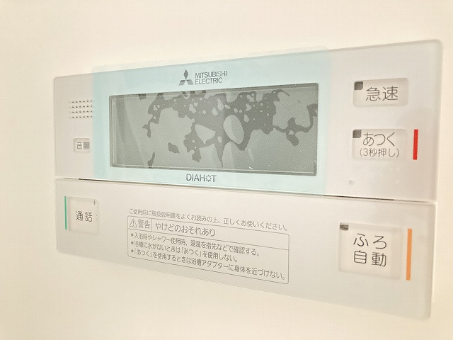 トレフォイルナカノブの浴室|設備：給湯リモコン
写真は同間取り7階の参考写真です。