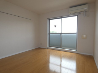 【洋室】 | KURENAI-SOU | 広々8.4帖洋室