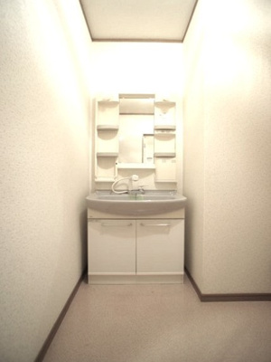 【独立洗面台】 | アジデンス愛 | 洗髪洗面化粧台と洗濯機置き場があります♪