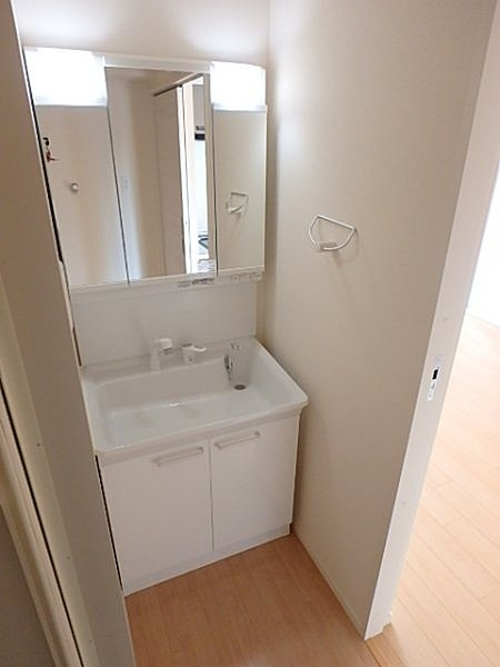 泉大津市二田町１丁目のハイツの独立洗面台|独立洗面台で身支度をすべて済ませてしまいましょう