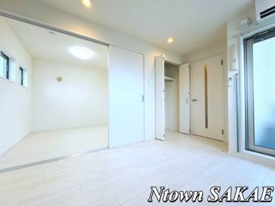 【その他】 | ハーモニーテラス高道町Ⅲ | こちらのリビングで趣味の時間をお楽しみください