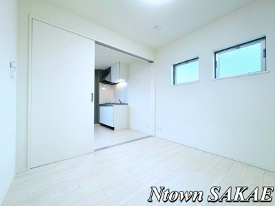 【居間・リビング】 | ハーモニーテラス高道町Ⅲ | こちらのリビングで趣味の時間をお楽しみください