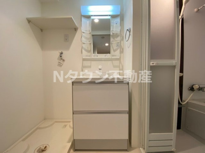 【独立洗面台】 | Villa Clelia | 独立洗面台、小物を置くことができて便利です
