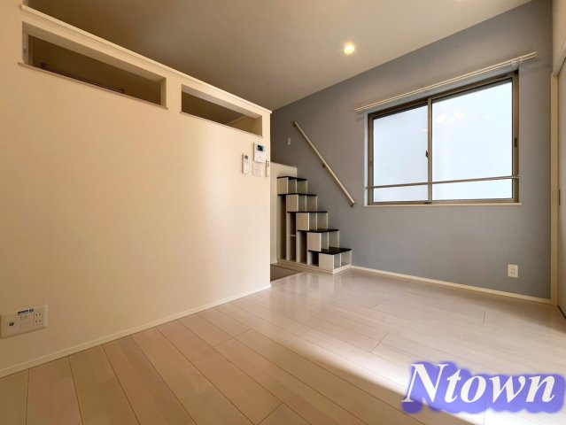 【居間・リビング】 | ハーモニーテラス生駒町Ⅲ | こちらのリビングで趣味の時間をお楽しみください