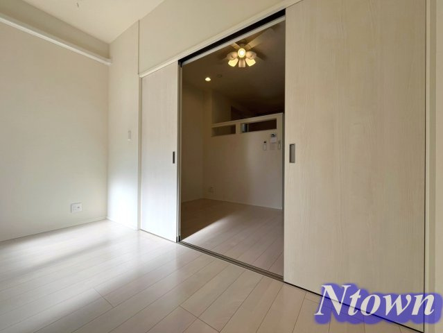 【居間・リビング】 | ハーモニーテラス生駒町Ⅲ | ゆったり過ごせる居間です