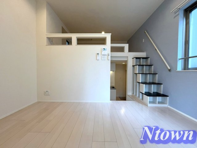【居間・リビング】 | ハーモニーテラス生駒町Ⅲ | こちらのリビングで趣味の時間をお楽しみください