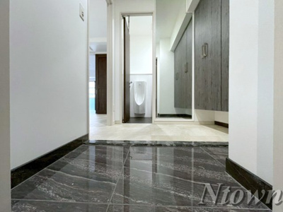 【玄関】 | さくらHills NISHIKI Platinum Residence | 収納もある玄関です