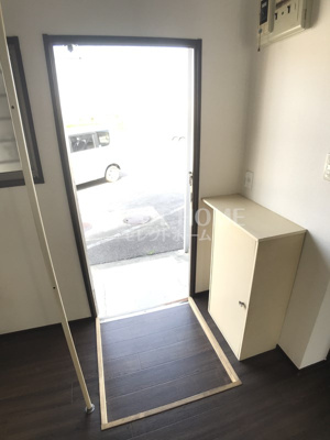 【玄関】 | 駒之舞アパート | ゆったりとした玄関です