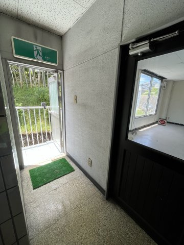 第６石原ツインビルN棟の玄関