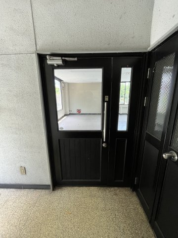 第６石原ツインビルN棟の玄関