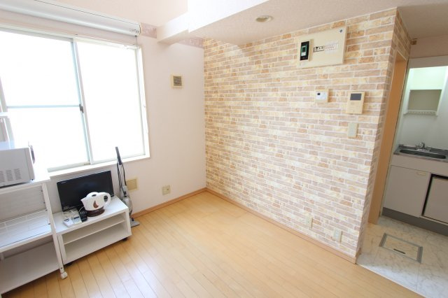 ユナイトステージ汐入弐番館の居間・リビング|同アパートの参考写真です。