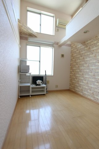 ユナイトステージ汐入弐番館の居間・リビング|同アパートの参考写真です。