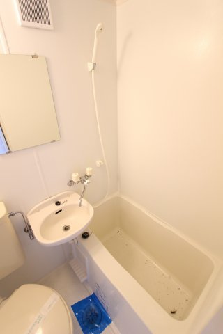 ユナイトステージ汐入弐番館の浴室|同アパートの参考写真です。