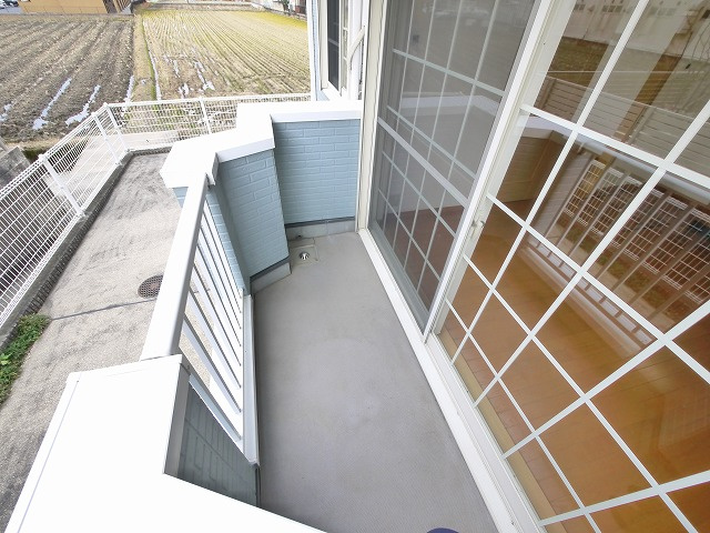 メゾンブローテのバルコニー|暖かな日差しのふりそそぐバルコニー