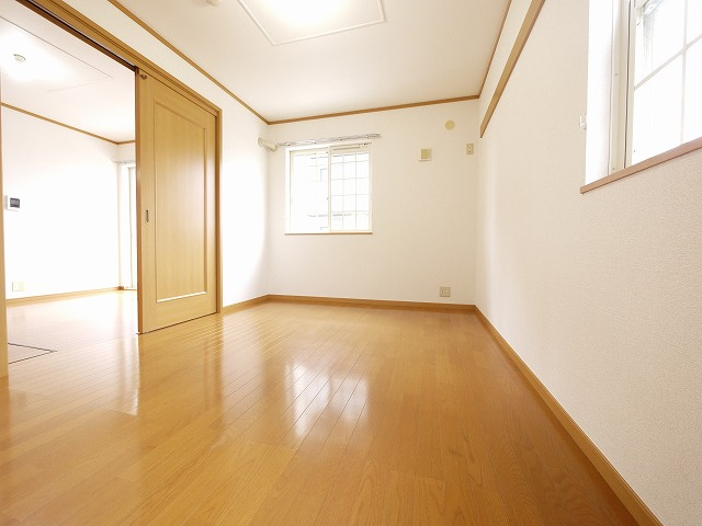 メゾンブローテの洋室|落ち着いた色調の洋室です