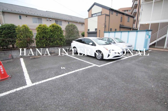 ビューラーカネキューの駐車場