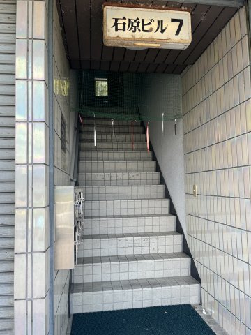 第7石原ツインビルS棟のエントランス