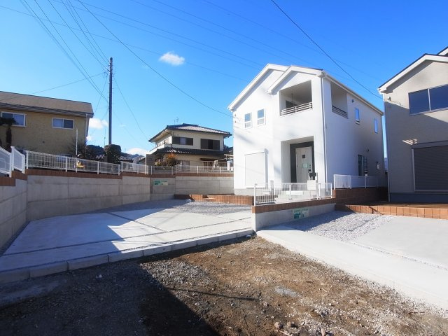新築　渋川市金井第12　Livele Garden.S　1号棟の前面道路含む現地写真|南東側接道幅員約5.7ｍ　南側接道幅員約3ｍ	