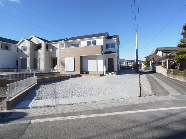 新築　渋川市金井第12　Livele Garden.S　3号棟の前面道路含む現地写真|南東側接道幅員約5.7ｍ　東側接道幅員約2.4ｍ　
